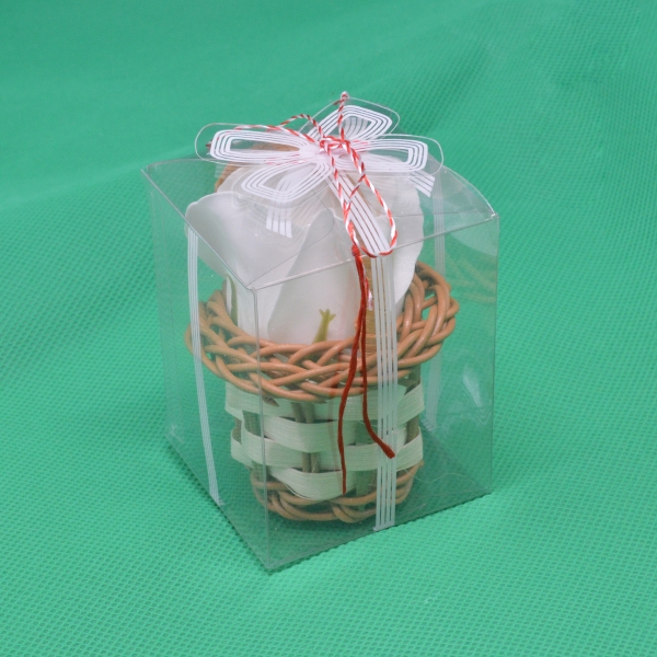 Ornament trandafir de sapun alb in cosulet cutie acetofan si martisor